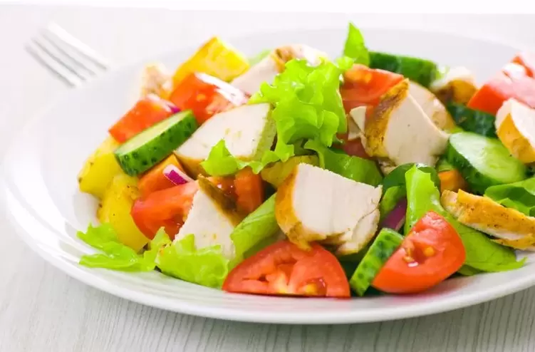 salata s povrćem i piletinom za prehranu bez ugljikohidrata