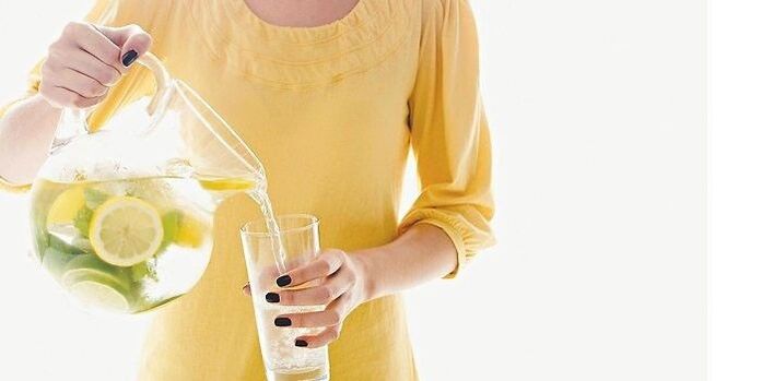 voda s limunom pomaže u čišćenju tijela