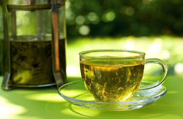 Zeleni čaj je osnova jedne od opcija vodene dijete