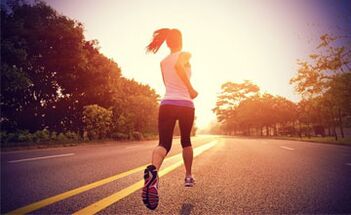 Kardio trening, poput trčanja, pomaže u sagorijevanju sala na nogama. 